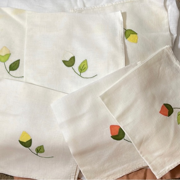 VINTAGE OVAL TABLECLOTH W/ FLOWER EMBROIDERY and appliqués 6 napkins - Picture 4 of 4